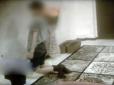 Крупа проросла в ногах: Росіянин змушував сина щодня стояти колінами у гречці