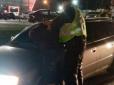 Злочинець постійно міняв маршрут: Патрульні оперативно підслідили та перехопили автівку, на якій викрали дівчину