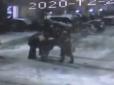Затримали тільки за допомогою спецзасобів: П'яний чоловік посварився з дружиною й пошкодив десяток авто (відео)